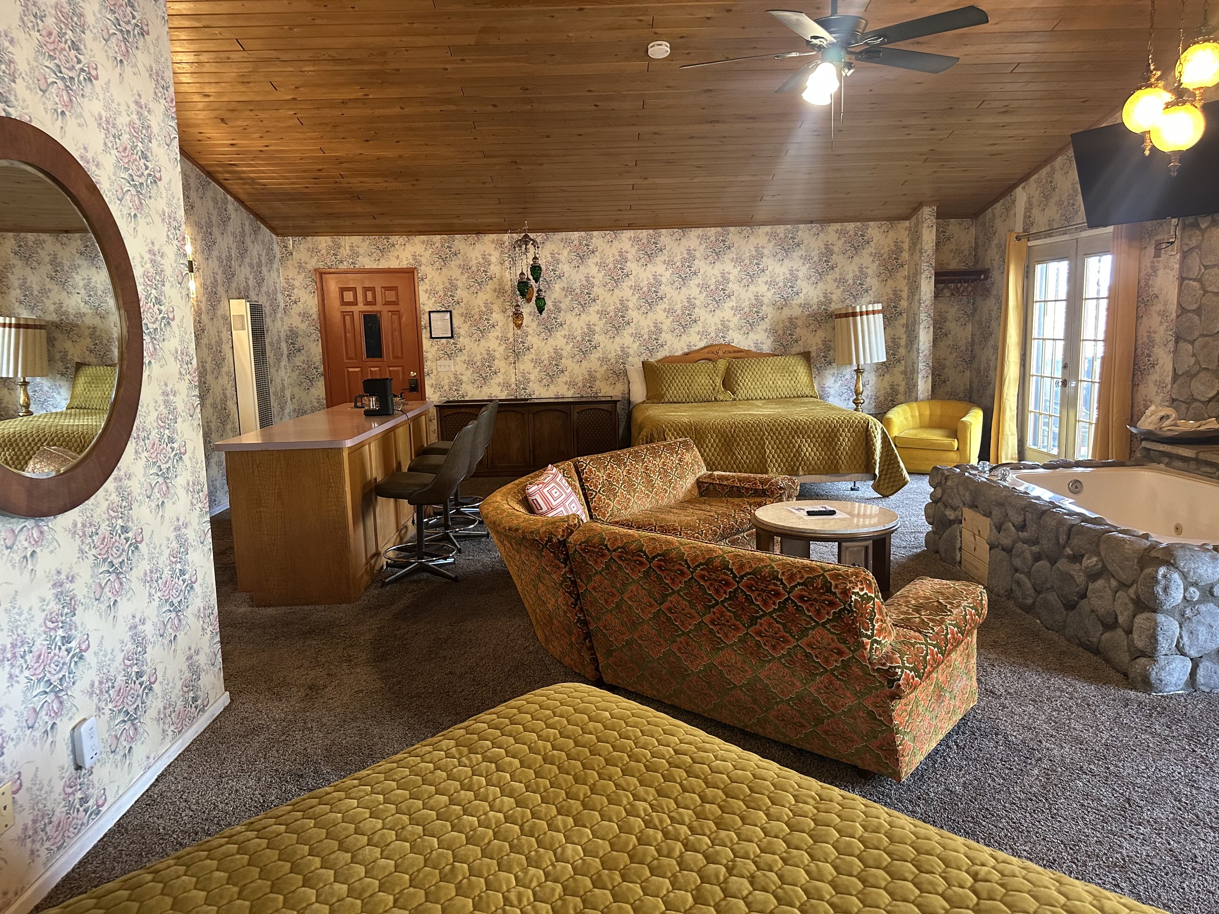 Deluxe Triple interior at The Burgundy — view 2