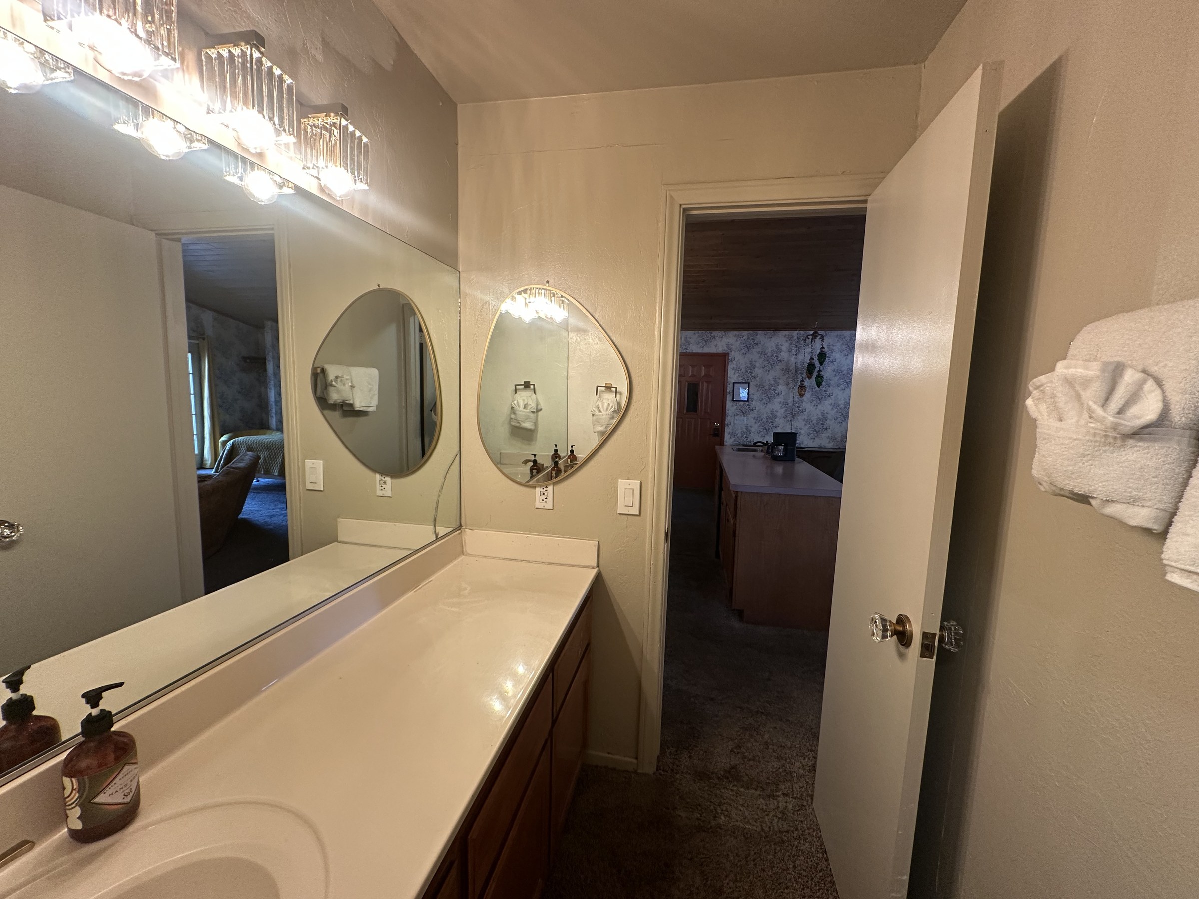 Deluxe Triple interior at The Burgundy — view 5