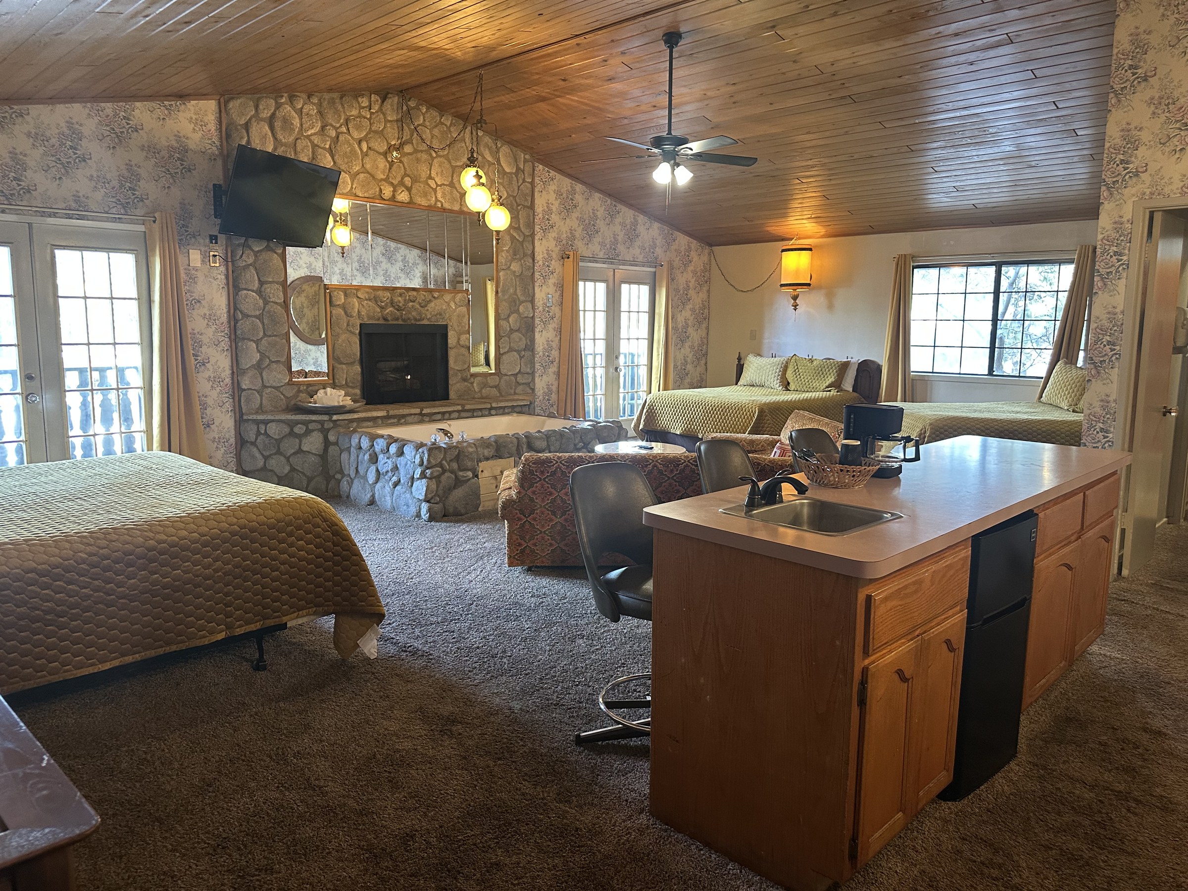 Deluxe Triple interior at The Burgundy — view 6