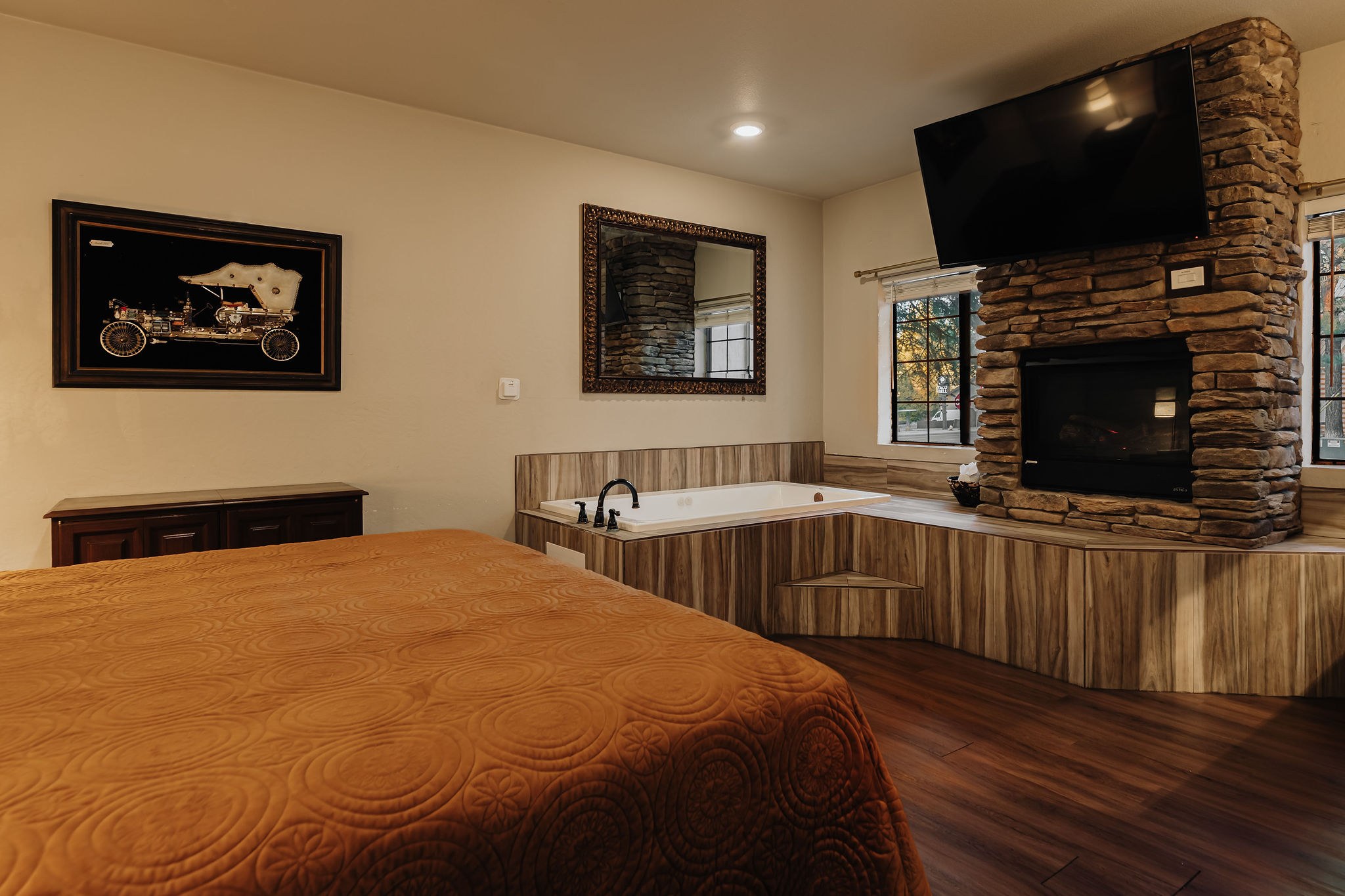 King Spa Suite interior at The Burgundy — view 5
